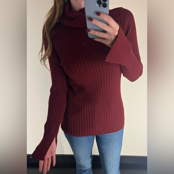 Wendelborn burgundy ribbed turtleneck with slit back detail - Picture 2 of 4